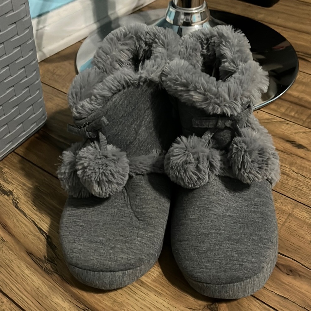 Airwalk Slippers gray pull on slippers